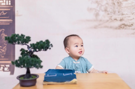 微山怀孕肚子中间凹两边凸